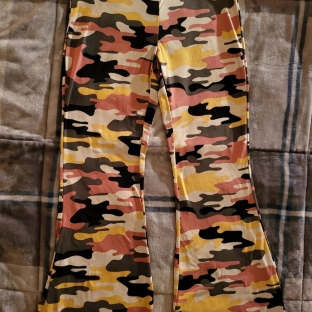 NWT, WOMENS SIZE MED SOFT COMFORTABLE CAMO FLARE LEGGINGS! - Picture 3 of 8